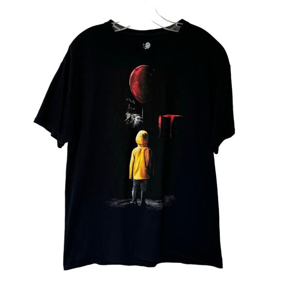 Stephen King's It Pennywise Clown Yellow Raincoat Graphic Print T-Shirt Mens L - Picture 1 of 5
